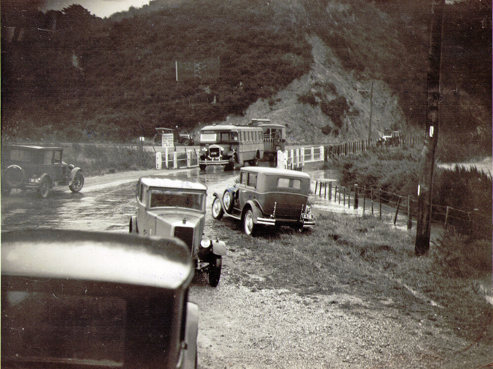 Vehicles on Eastern Hutt Road at entrance to Stokes Valley