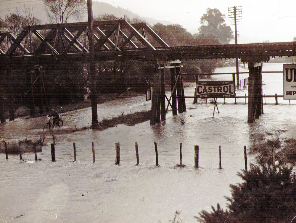 Flooding on Eastern Hutt Road, Silverstream