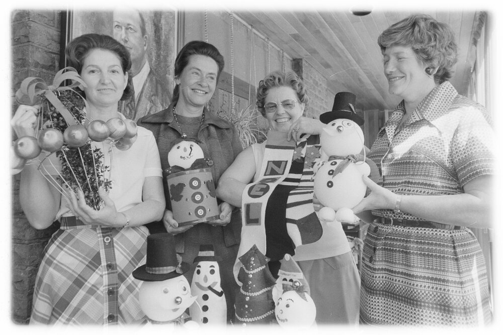 Diplomats' wives show that Christmas is near