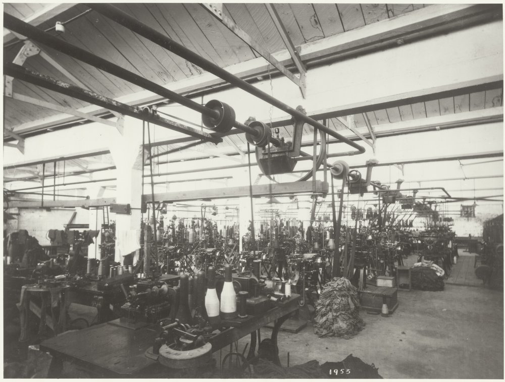 Woollen mill : knitting