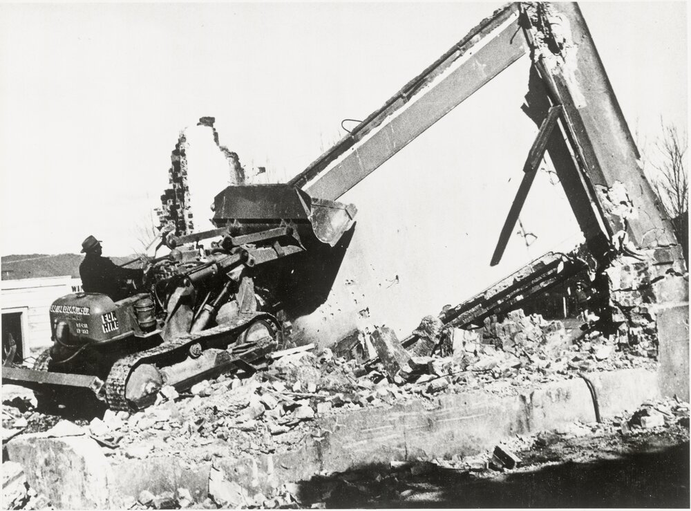 Petone West School : demolition of old school wall