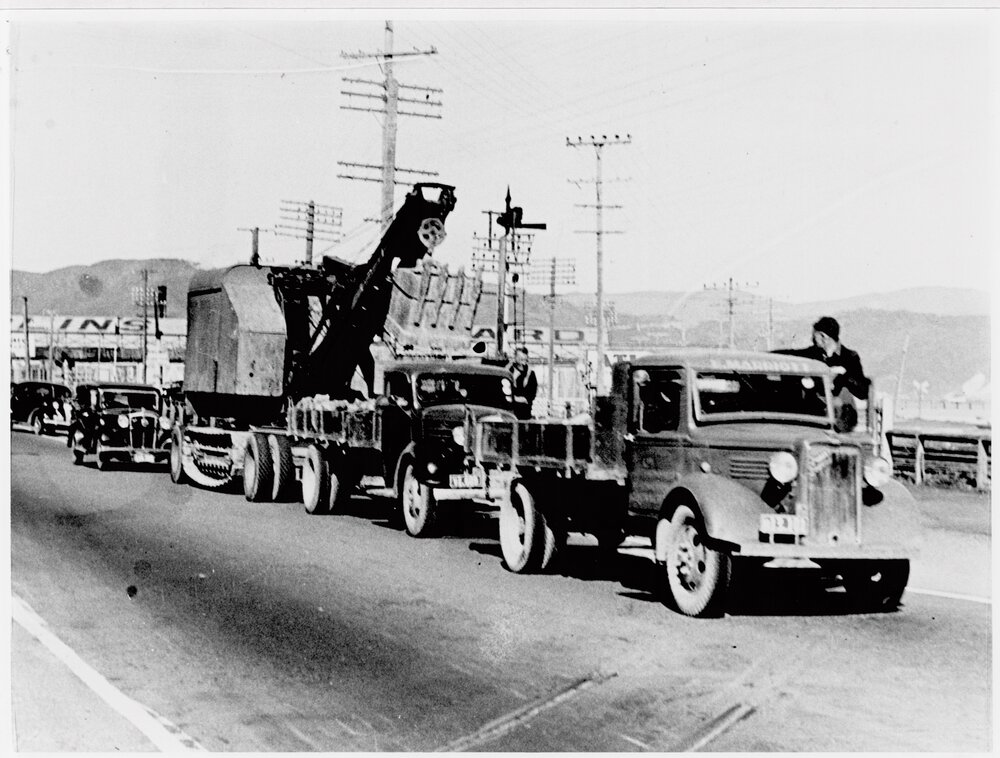 Removing excavator from Hutt estuary to Ngahauranga Gorge 