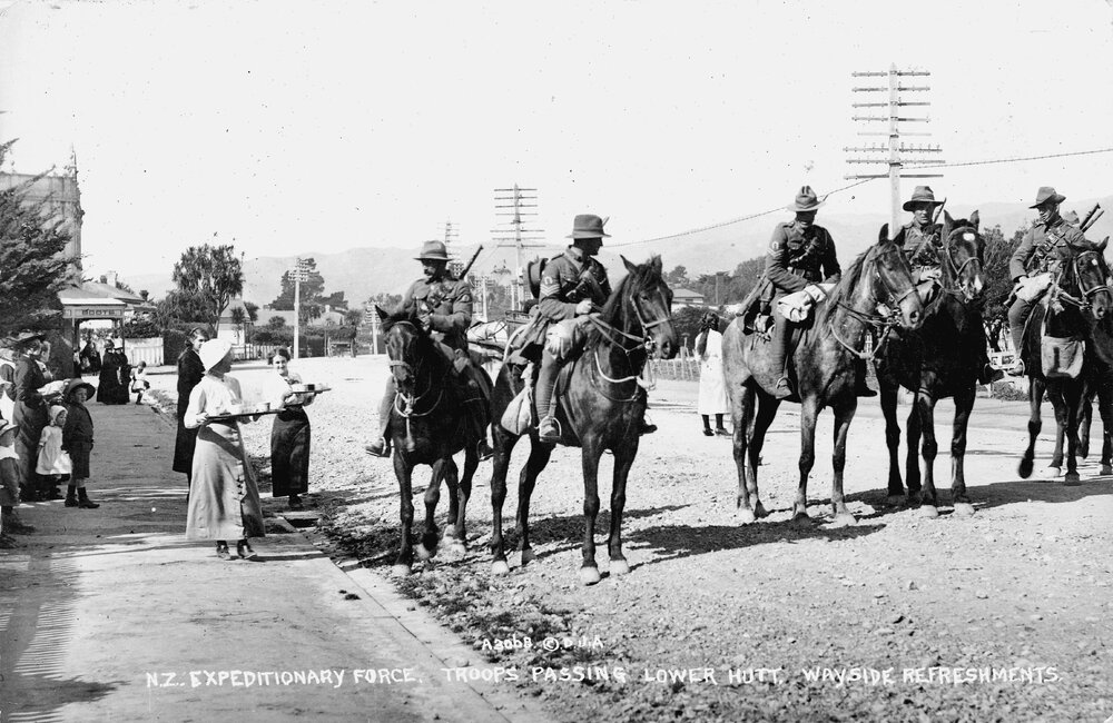 New Zealand Expeditionary Force : troops being offered refreshments 