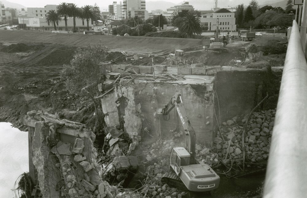 Ewen gateway construction: (12) Demolition of old bridge pillars