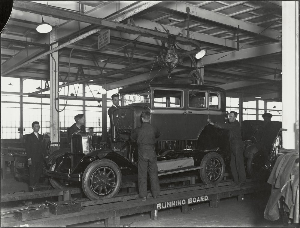 General Motors : dropping car on to a chassis