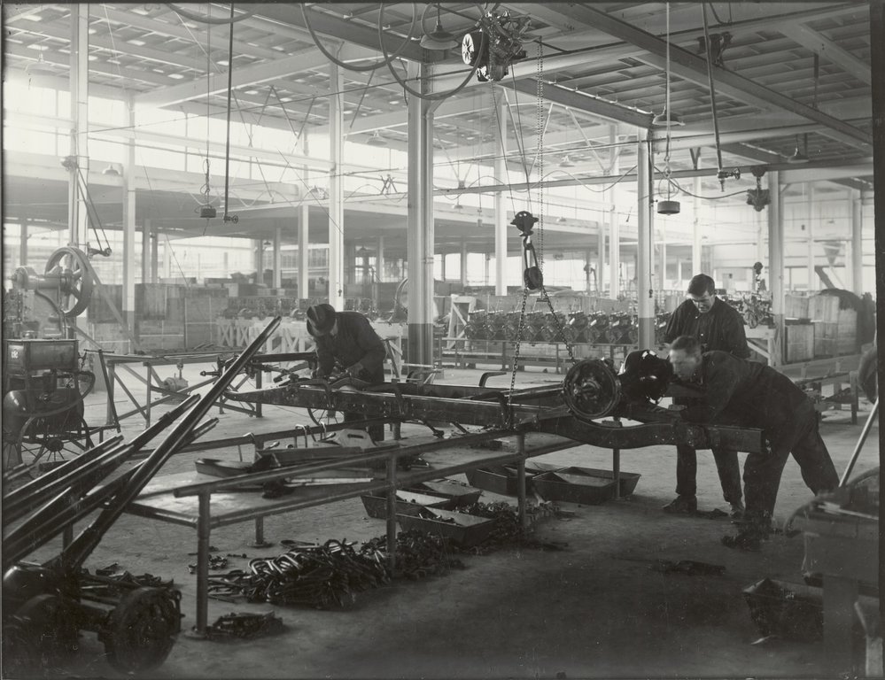 General Motors : fixing axle on to a car chassis