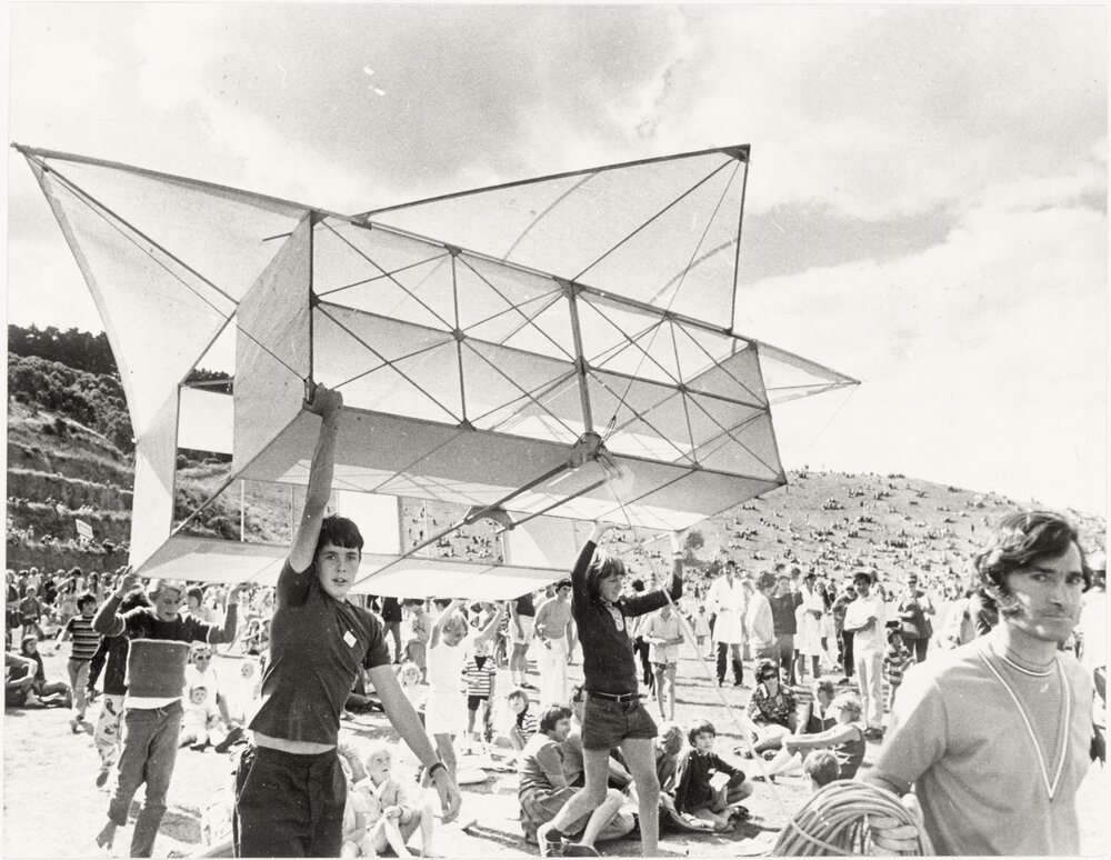 Kite : [boys with crowd of children]