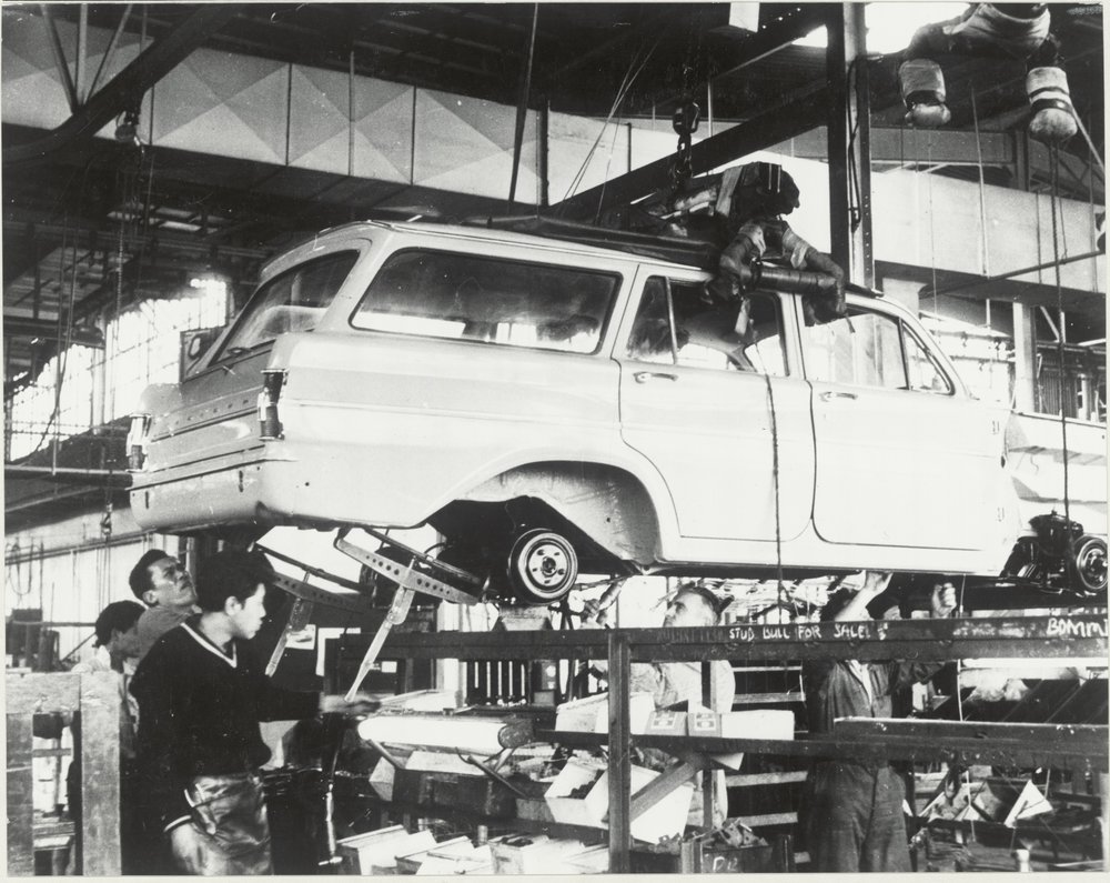 General Motors : Holden body on a hoist