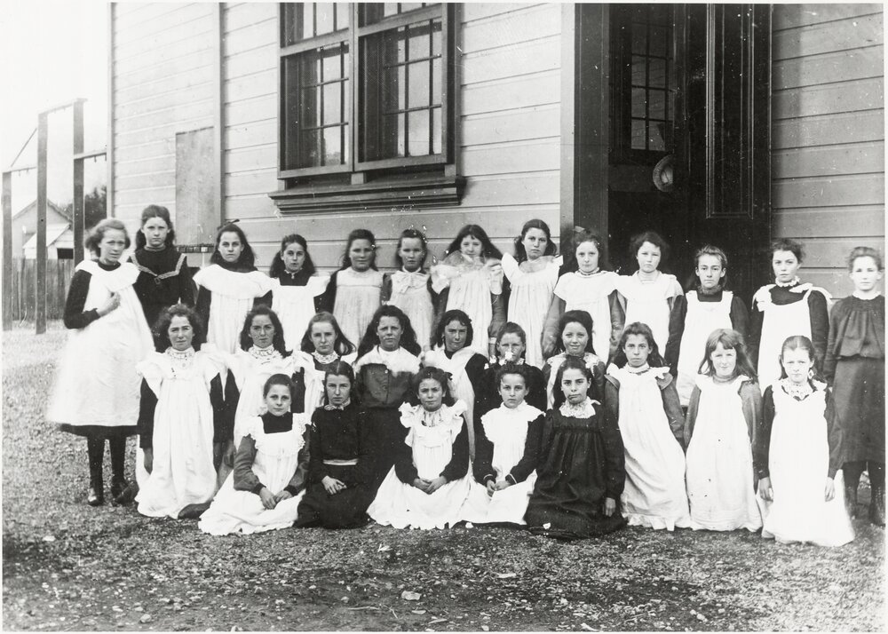 Central School class of girls: i.e. D.H.S