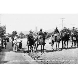 New Zealand Expeditionary Force : troops being offered refreshments 