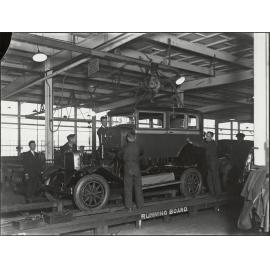 General Motors : dropping car on to a chassis