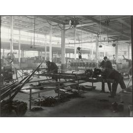 General Motors : fixing axle on to a car chassis