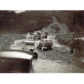 Vehicles on Eastern Hutt Road at entrance to Stokes Valley