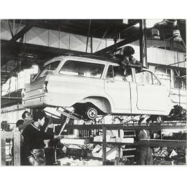 General Motors : Holden body on a hoist