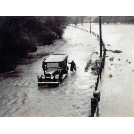 Flooding on Eastern Hutt Road, Silverstream